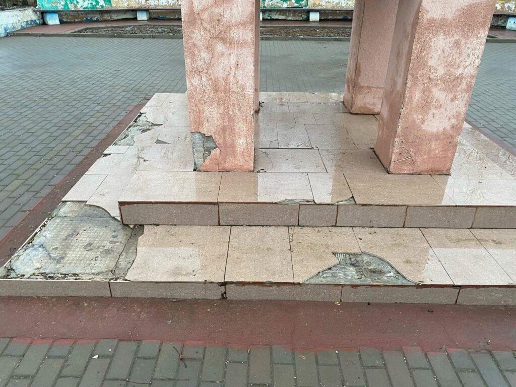 Астраханцы обсуждают памятник, находящийся на Аллее ветеранов — фото 1