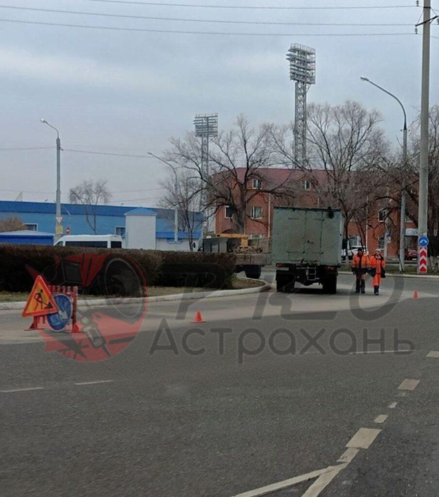 Новая стела меняет движение у Центрального стадиона в Астрахани — фото 2