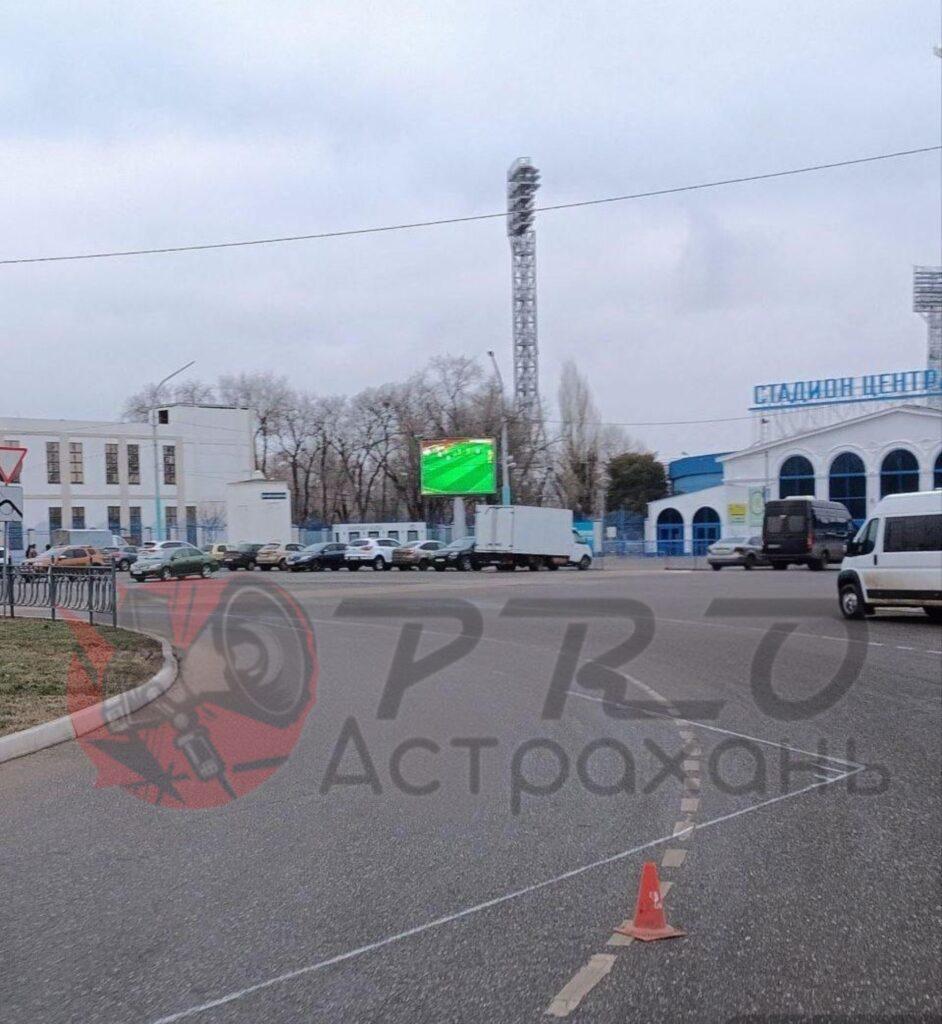 Новая стела меняет движение у Центрального стадиона в Астрахани