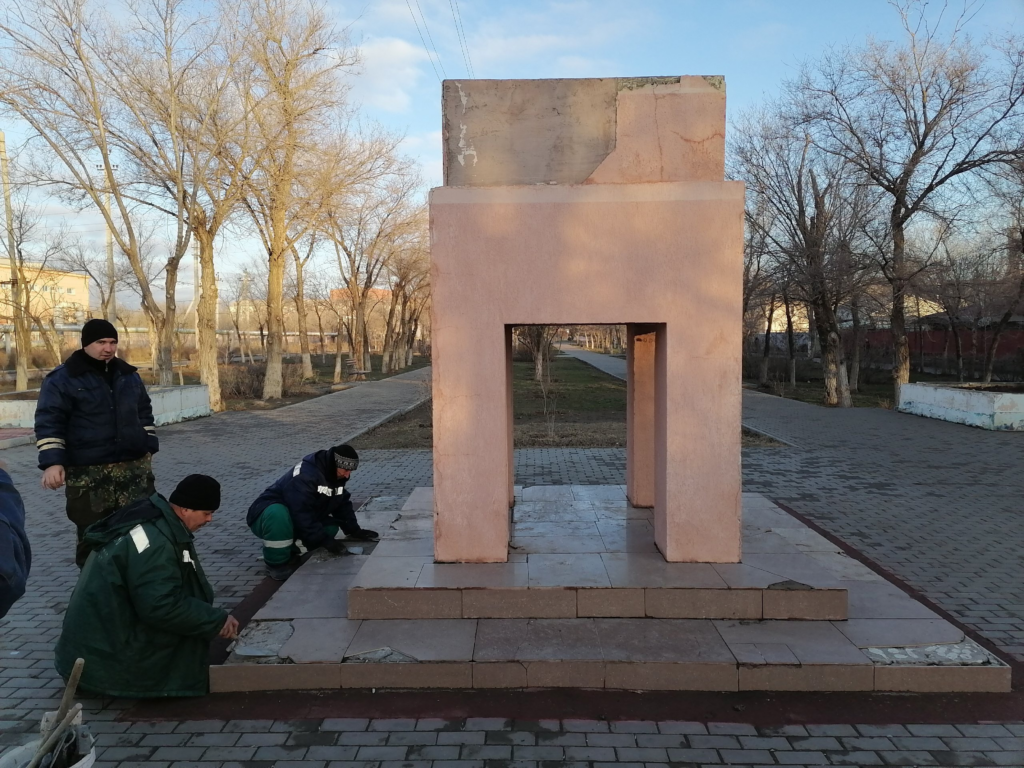 Астраханцы обсуждают памятник, находящийся на Аллее ветеранов — фото 5