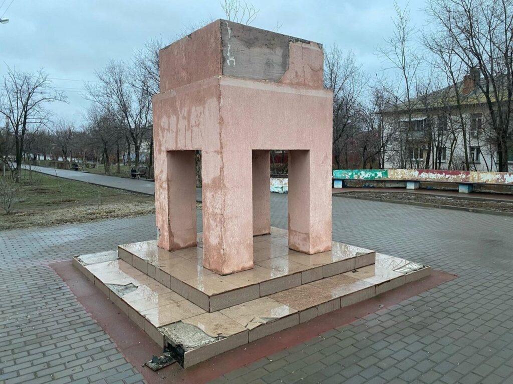 Астраханцы обсуждают памятник, находящийся на Аллее ветеранов