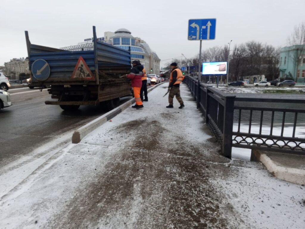 В Астрахани коммунальщики оперативно устраняют последствия осадков