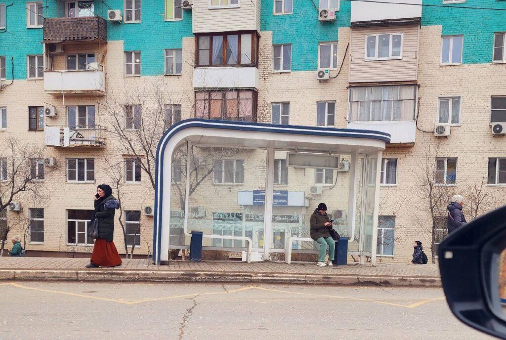 У астраханцев возникает все больше вопросов к тем, кто устанавливает новые остановки — фото 4