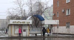 Астраханцы жалуются на обилие неактуальных вывесок, которые никто не убирает — фото 1