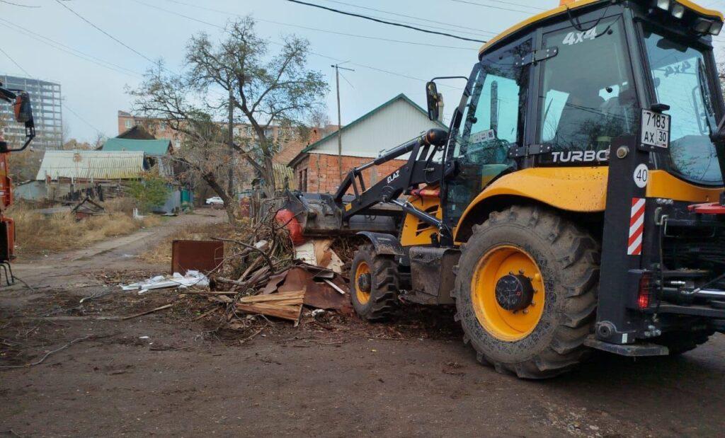 Астраханские коммунальщики начали год с уборки наносного грунта