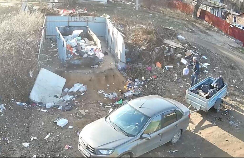 Астраханцы массово выкидывают мусор в неположенных местах, несмотря на камеры