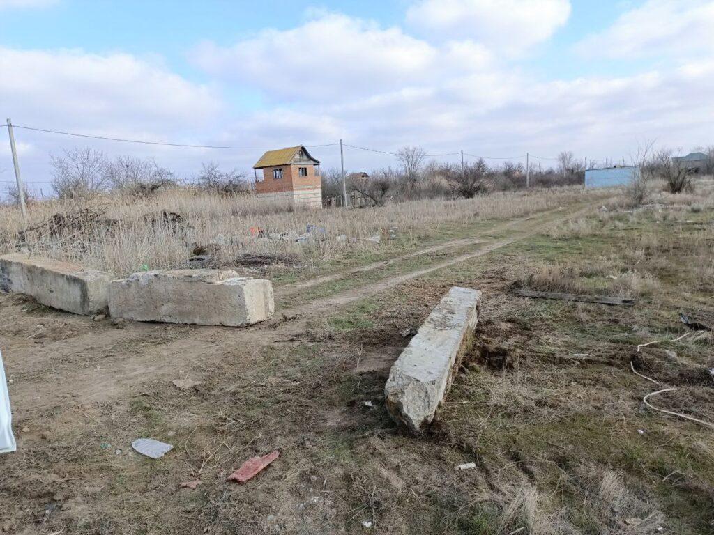 Жители астраханского СНТ самовольно перекрыли дорогу общего пользования
