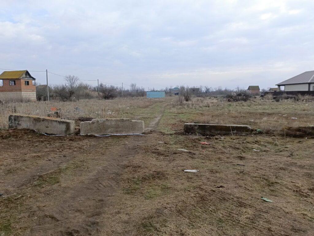 Жители астраханского СНТ самовольно перекрыли дорогу общего пользования — фото 4