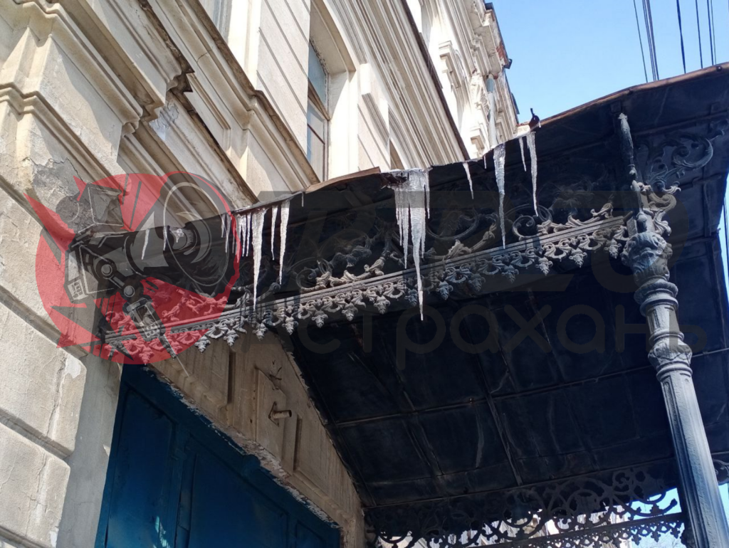 Астраханцы жалуются на огромное количество сосулек на зданиях города — фото 3