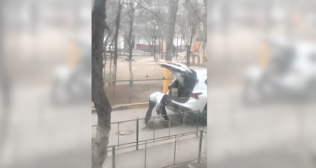 Астраханец решил самостоятельно устранить ямы во дворе и может за это поплатиться