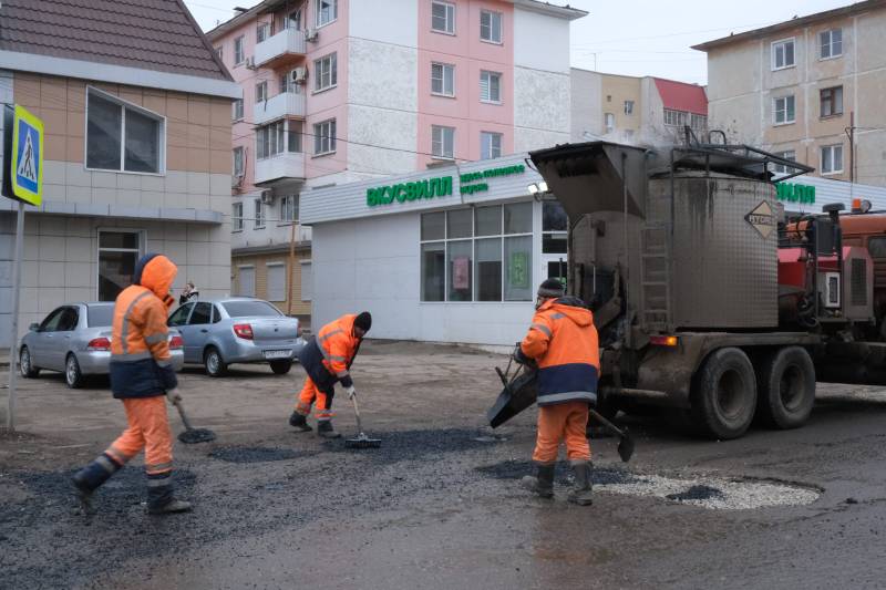 В Астрахани продолжают проводить ямочные ремонты даже зимой