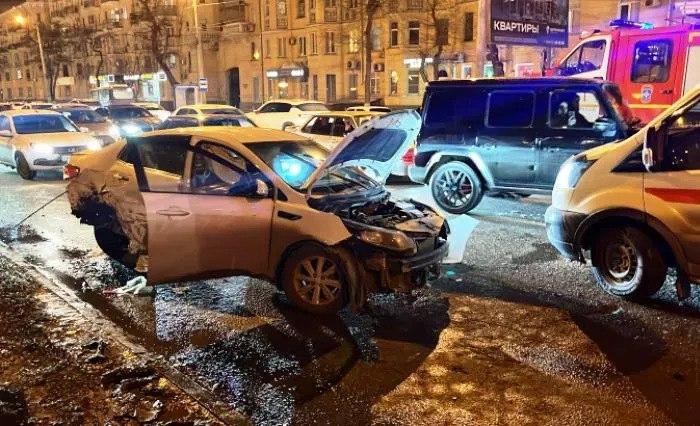 Потеря контроля над машиной привела к аварии с участием четырех автомобилей в Астрахани