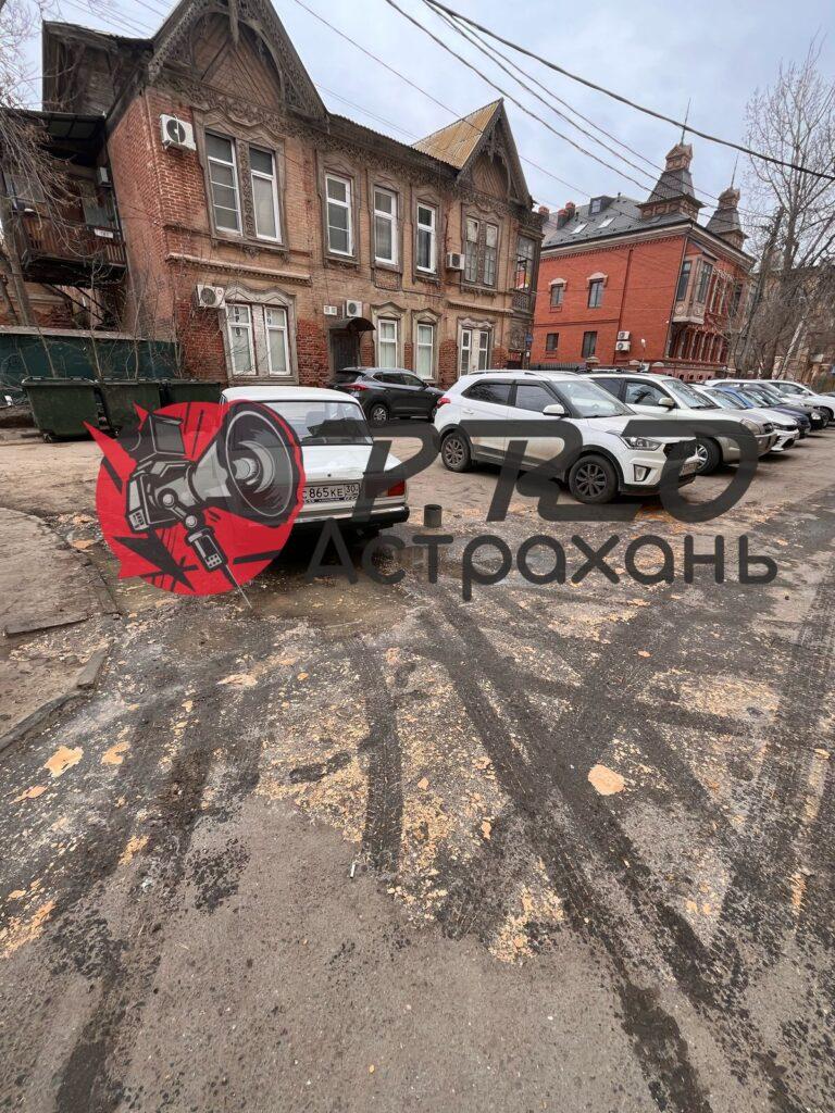 Двор дома в центре Астрахани вновь затопило жиром из канализации — фото 1