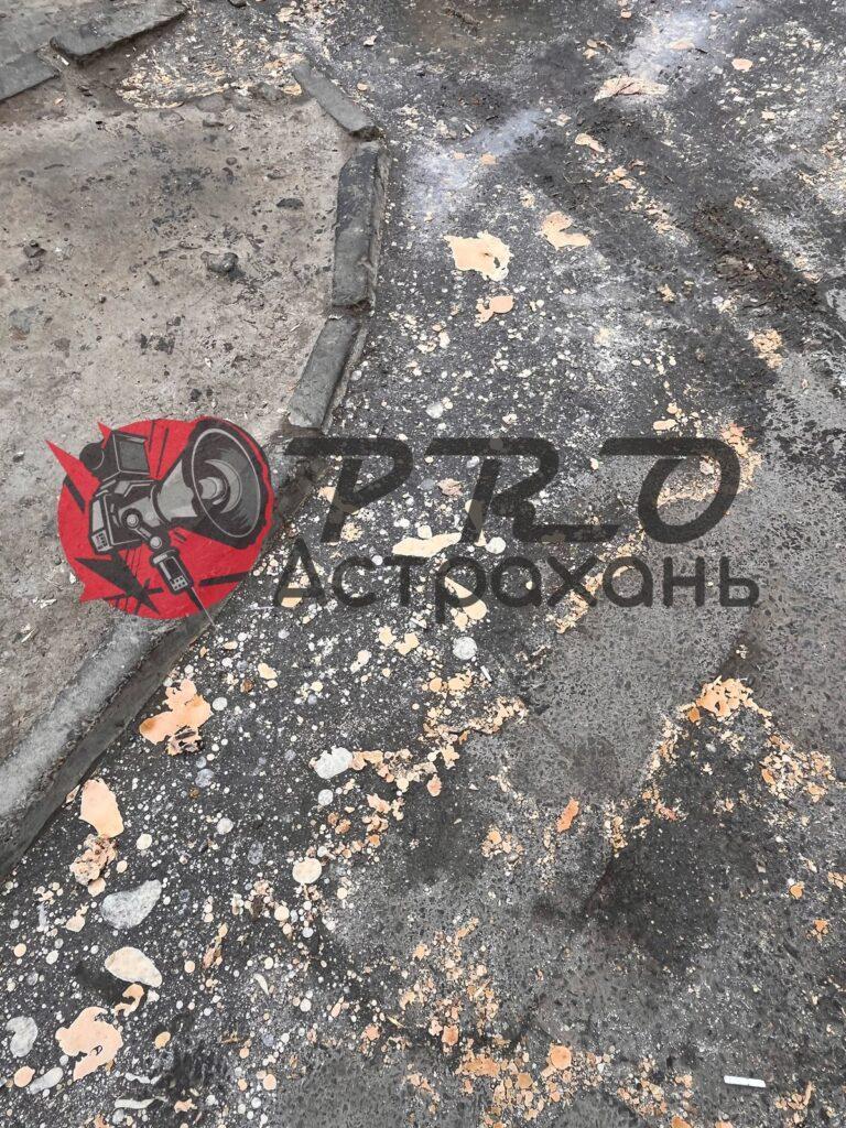 Двор дома в центре Астрахани вновь затопило жиром из канализации — фото 2