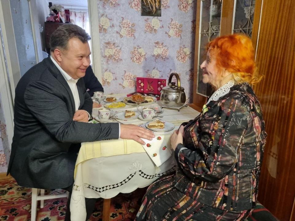 Игорь Редькин вручил памятные медали еще двум астраханкам