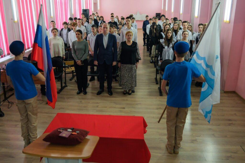 В одной из школ Астрахани в память о выпускнике установили Парту Героя — фото 1