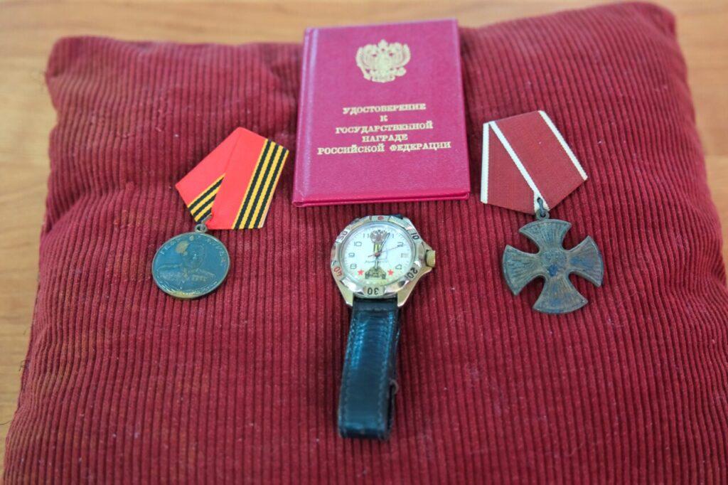 В одной из школ Астрахани в память о выпускнике установили Парту Героя — фото 2