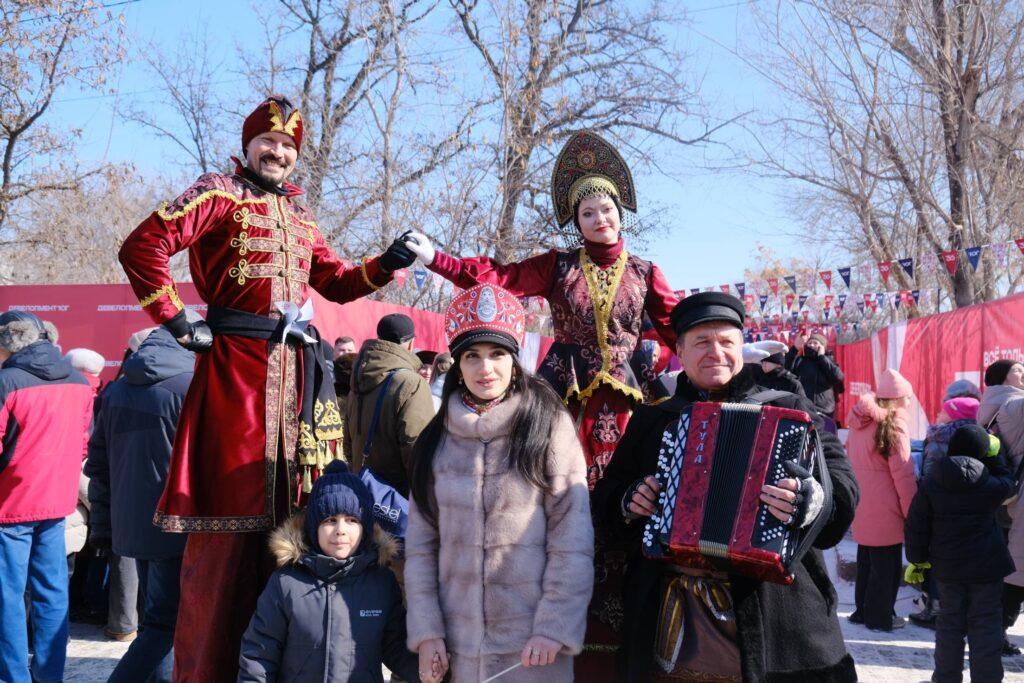 Тысячи астраханцев широко отметили Масленицу — фото 4