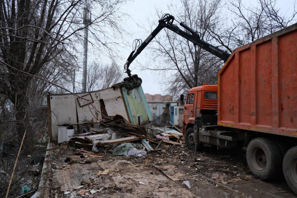 В микрорайоне Бабаевского Астрахани начался снос аварийного жилья
