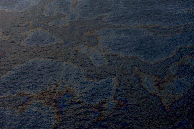 Под Астраханью обнаружили огромное нефтяное пятно, загрязнившее Волгу