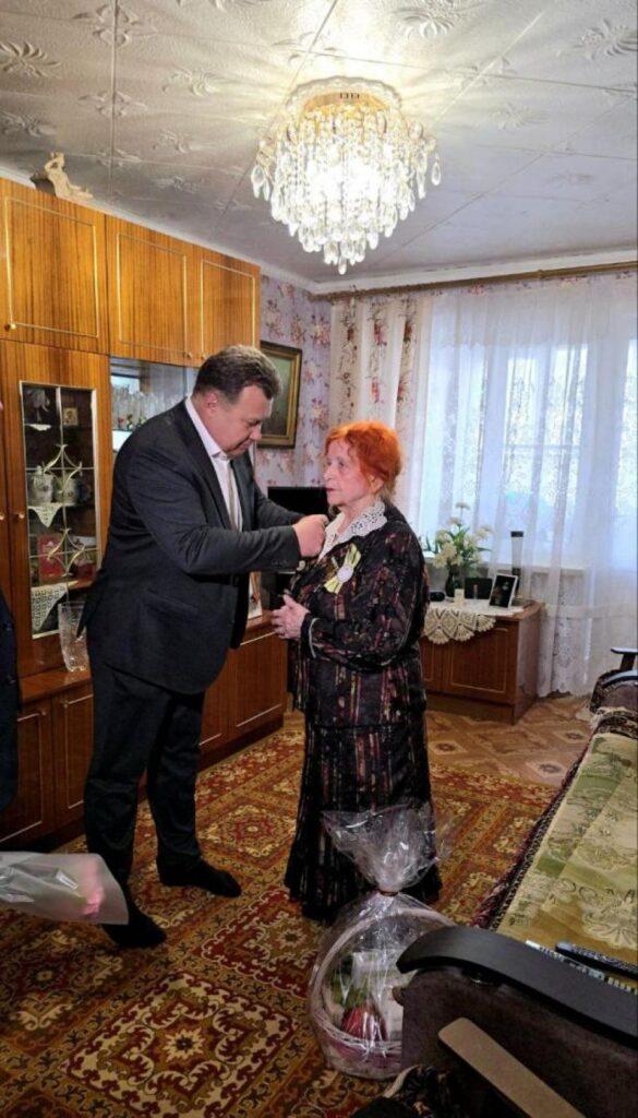 Игорь Редькин вручил памятные медали еще двум астраханкам — фото 2
