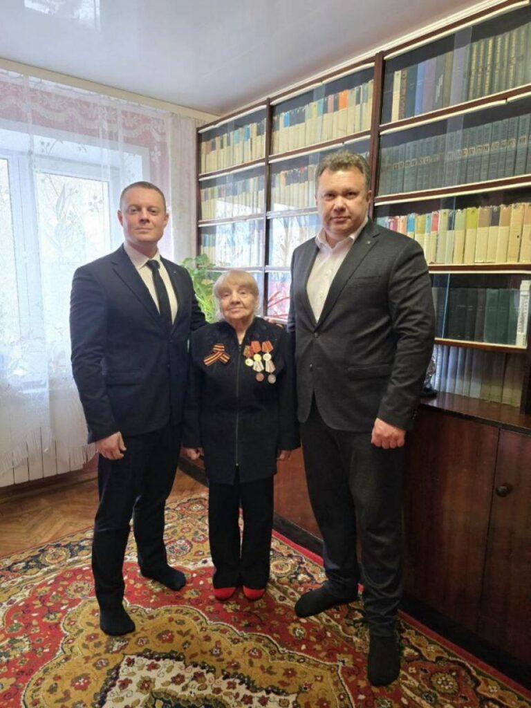 Игорь Редькин вручил памятные медали еще двум астраханкам — фото 1