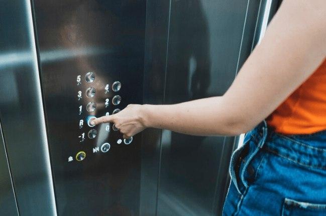 Семья с двумя детьми несколько часов не могла выбраться из лифта