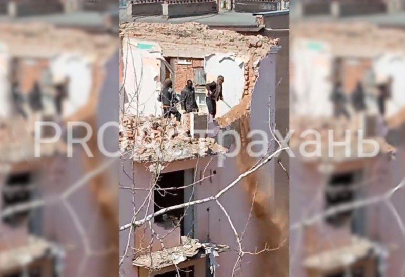 Астраханцы возмущены странным демонтажом печально известного дома на площади Вокзальной