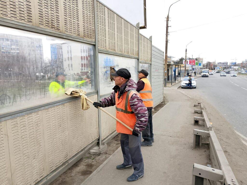 В Астрахани все меньше мусора и больше работников в жилетках