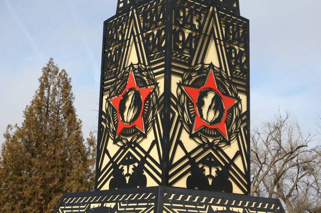 В Астрахани обновляют мемориальный комплекс к 80-летию Победы — фото 1