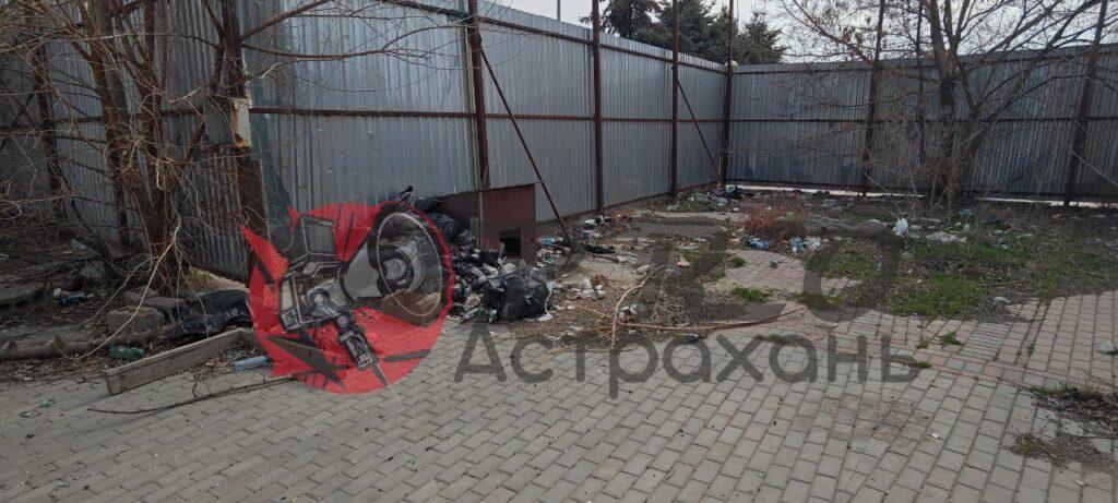 Разбитые окна и свалка: в центре Астрахани не первый год «красуется» непонятный недострой — фото 8