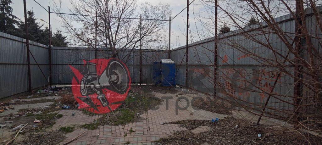 Разбитые окна и свалка: в центре Астрахани не первый год «красуется» непонятный недострой — фото 7