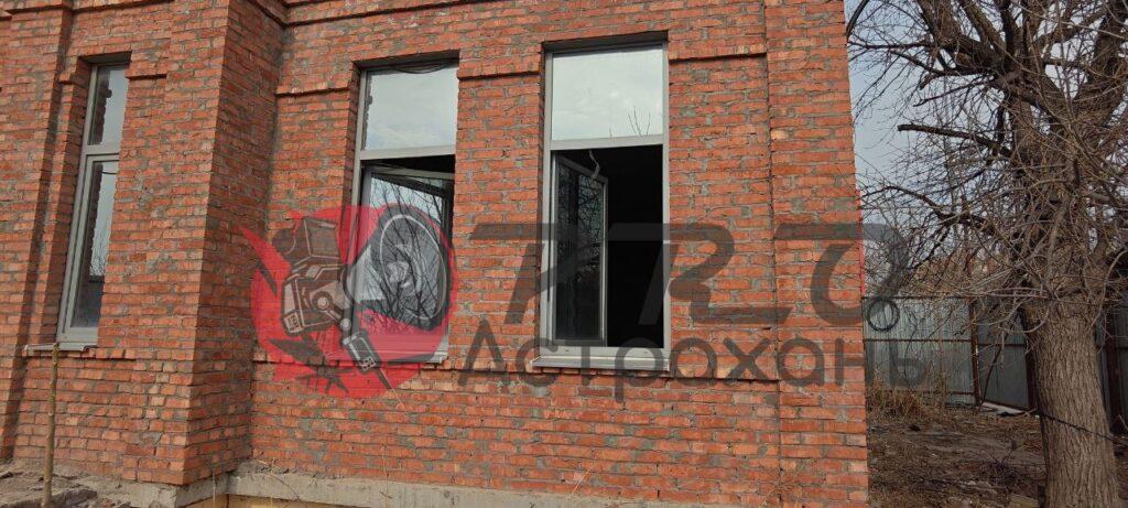 Разбитые окна и свалка: в центре Астрахани не первый год «красуется» непонятный недострой — фото 5