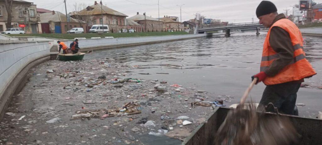 Половина дивана и принтер: что вытаскивают со дна астраханских каналов — фото 2