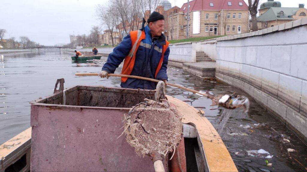 Половина дивана и принтер: что вытаскивают со дна астраханских каналов — фото 1