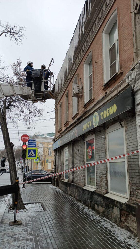 В Астрахани начали бороться с сосульками — фото 1