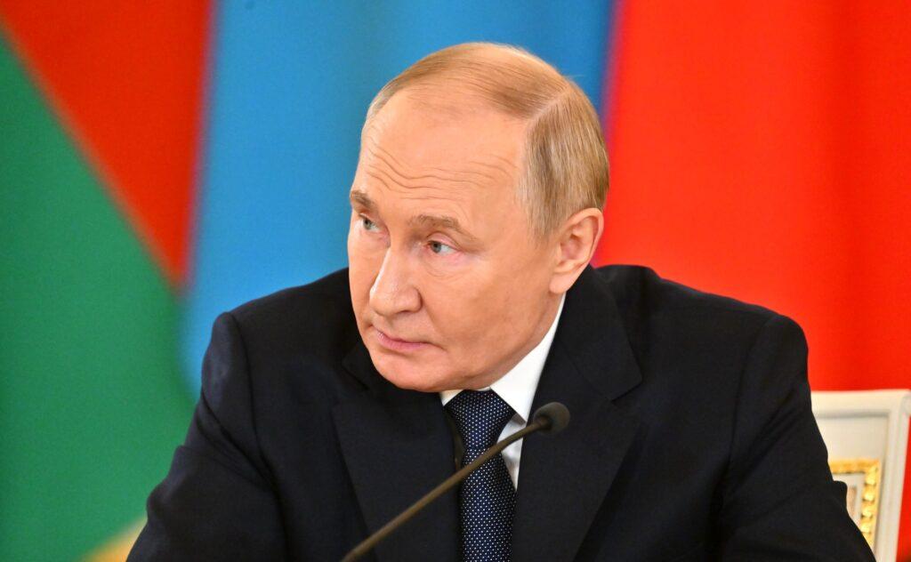 Президент России подписал новый закон о порядке въезда и выезда мигрантов