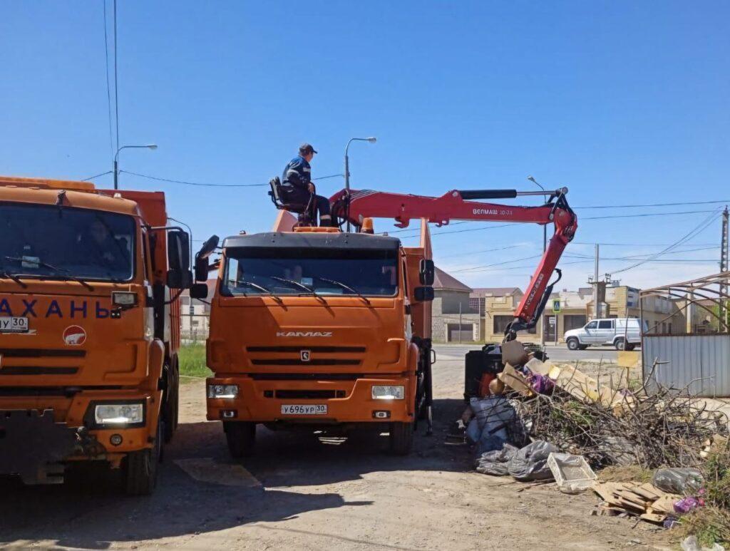 Астраханские коммунальщики трудятся без выходных на благо города — фото 1