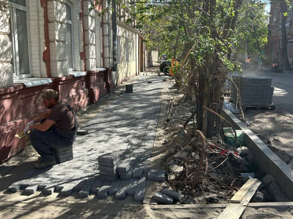 Дороги к астраханской набережной активно ремонтируют