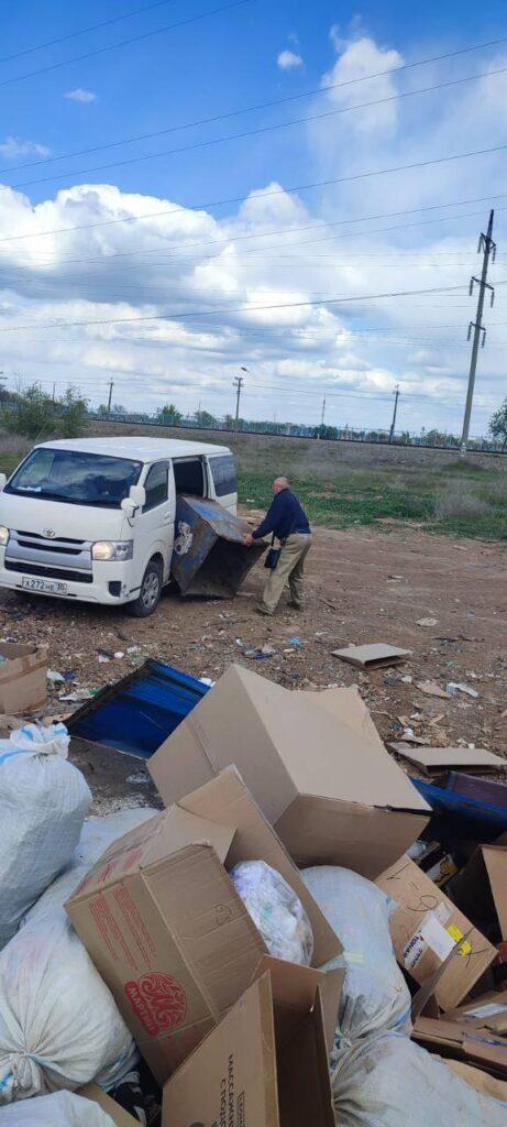 В Ахтубинске мужчина на легковом авто украл мусорный бак — фото 2