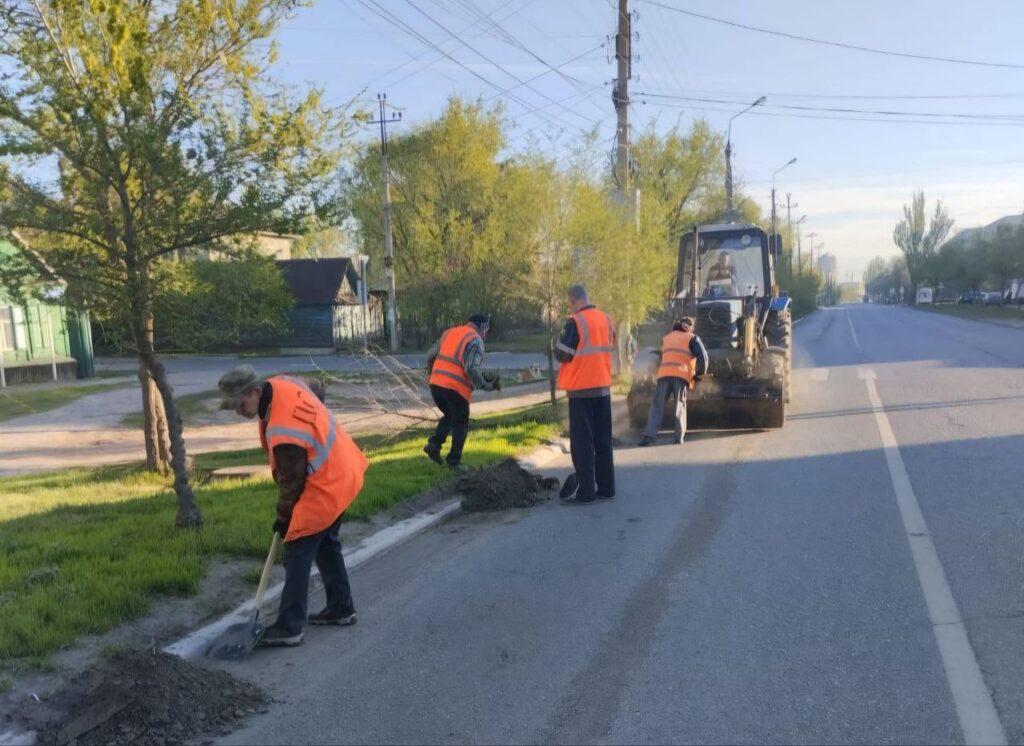 Астраханские коммунальщики трудятся без выходных на благо города — фото 2
