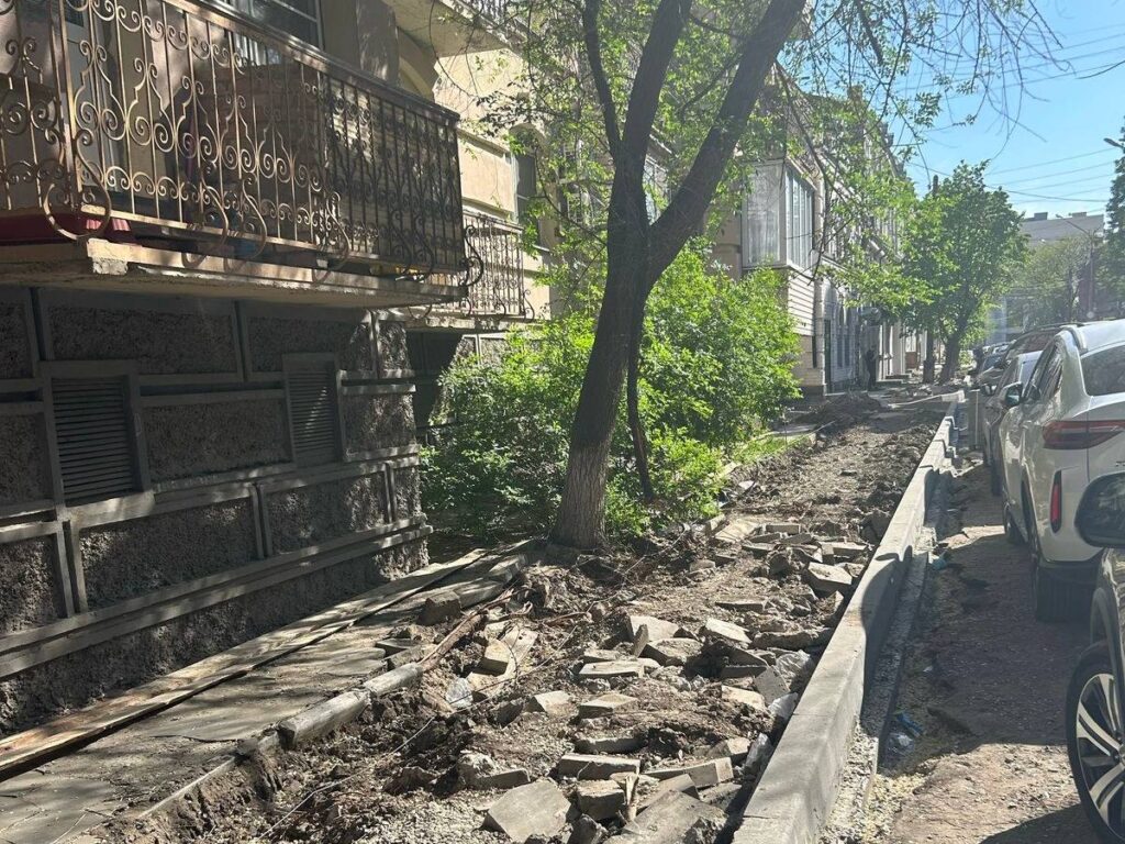 Дороги к астраханской набережной активно ремонтируют Дороги к астраханской набережной активно ремонтируют