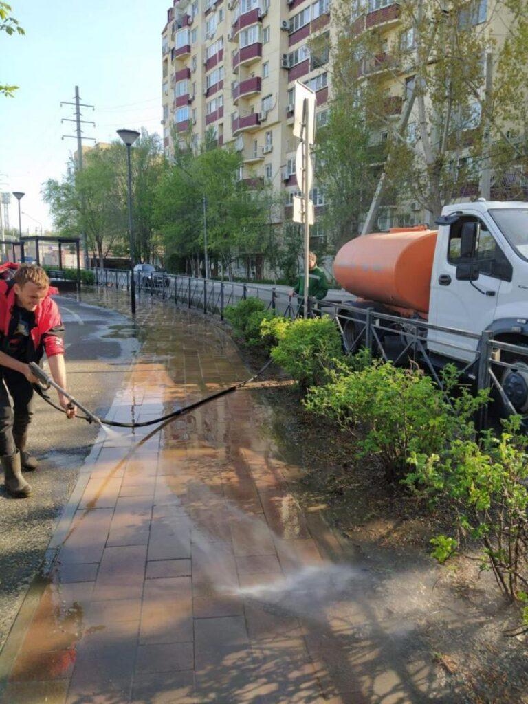 В Астрахани ремонтируют дороги к храмам и красят «Журавлей» — фото 5