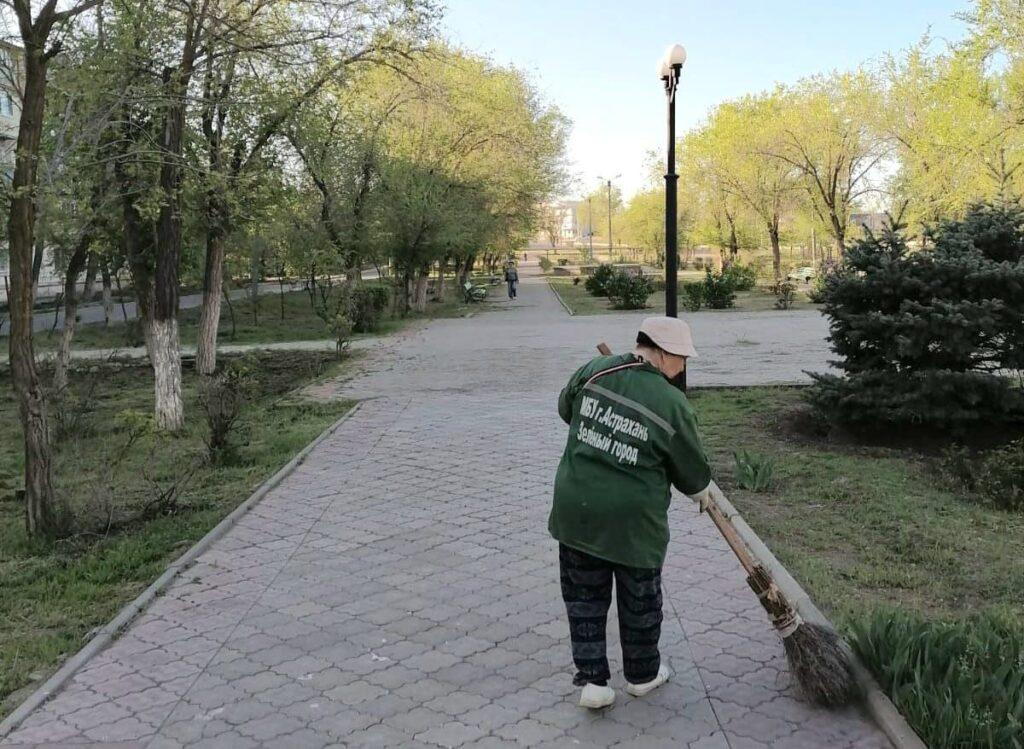 Астраханские коммунальщики трудятся без выходных на благо города