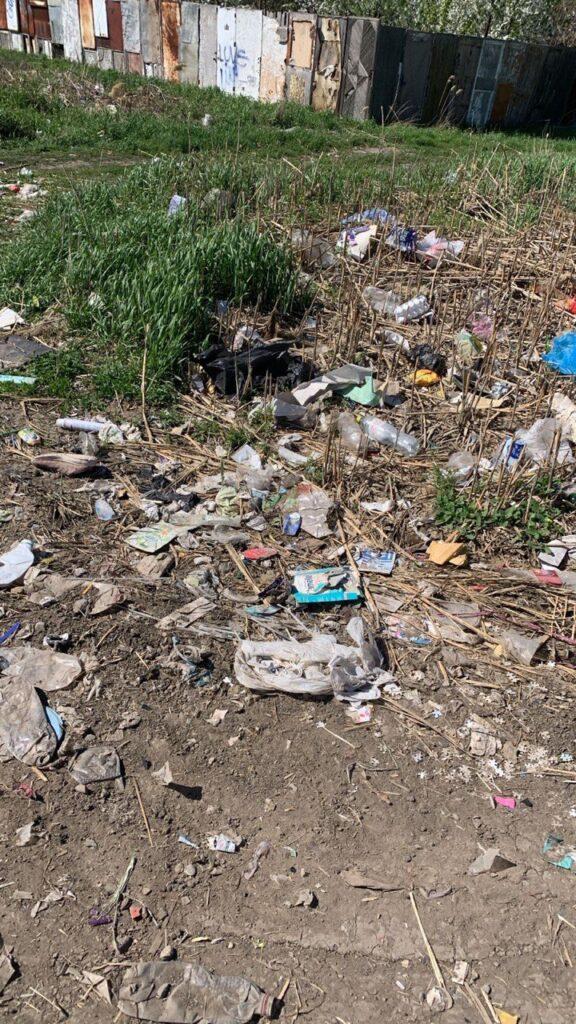 Трусовский район продолжает утопать в мусоре — фото 5