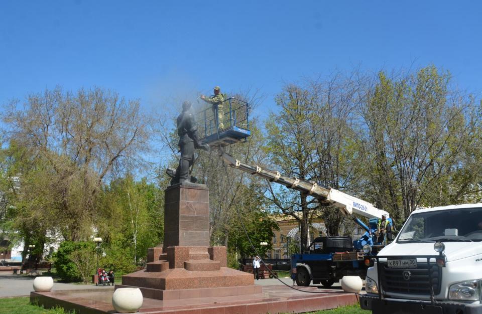Возле Астраханского кремля высадили березы — фото 3