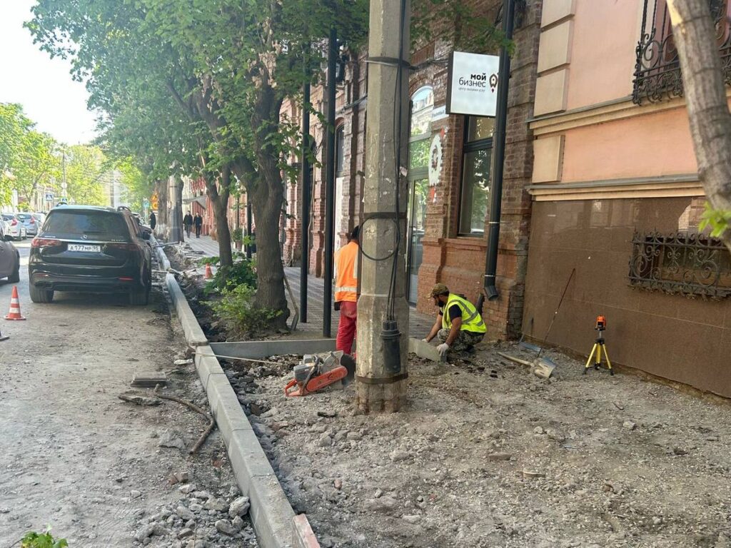 Дороги к астраханской набережной активно ремонтируют Дороги к астраханской набережной активно ремонтируют