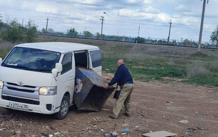 В Ахтубинске мужчина на легковом авто украл мусорный бак