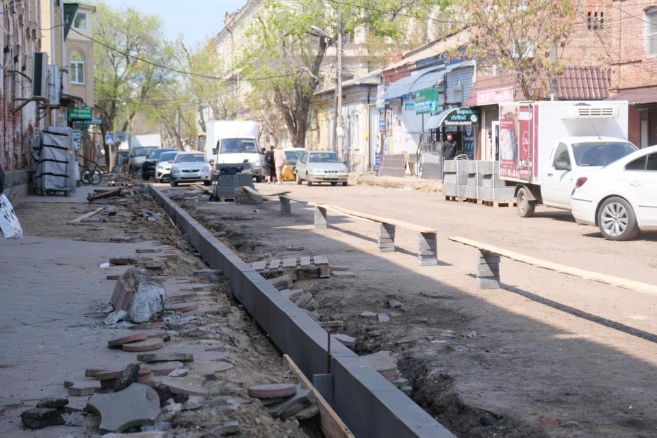 В Астрахани ремонтируют дороги к храмам и красят «Журавлей» — фото 1