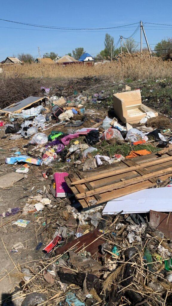 Трусовский район продолжает утопать в мусоре — фото 8